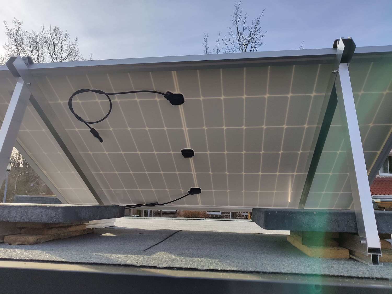 Aufgeständertes Balkonkraftwerk Stecker-Solar-Gerät auf einem Flachdach