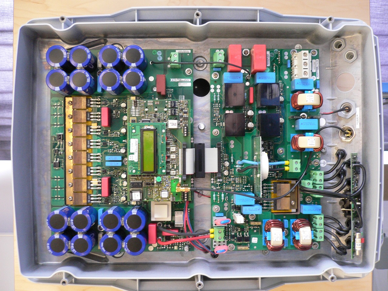 Blick auf die Elektronik im Wechselrichter einer PV-Anlage