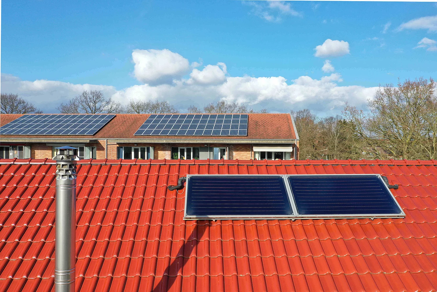 Solarkollektoren auf Dach von Einfamilienhaus