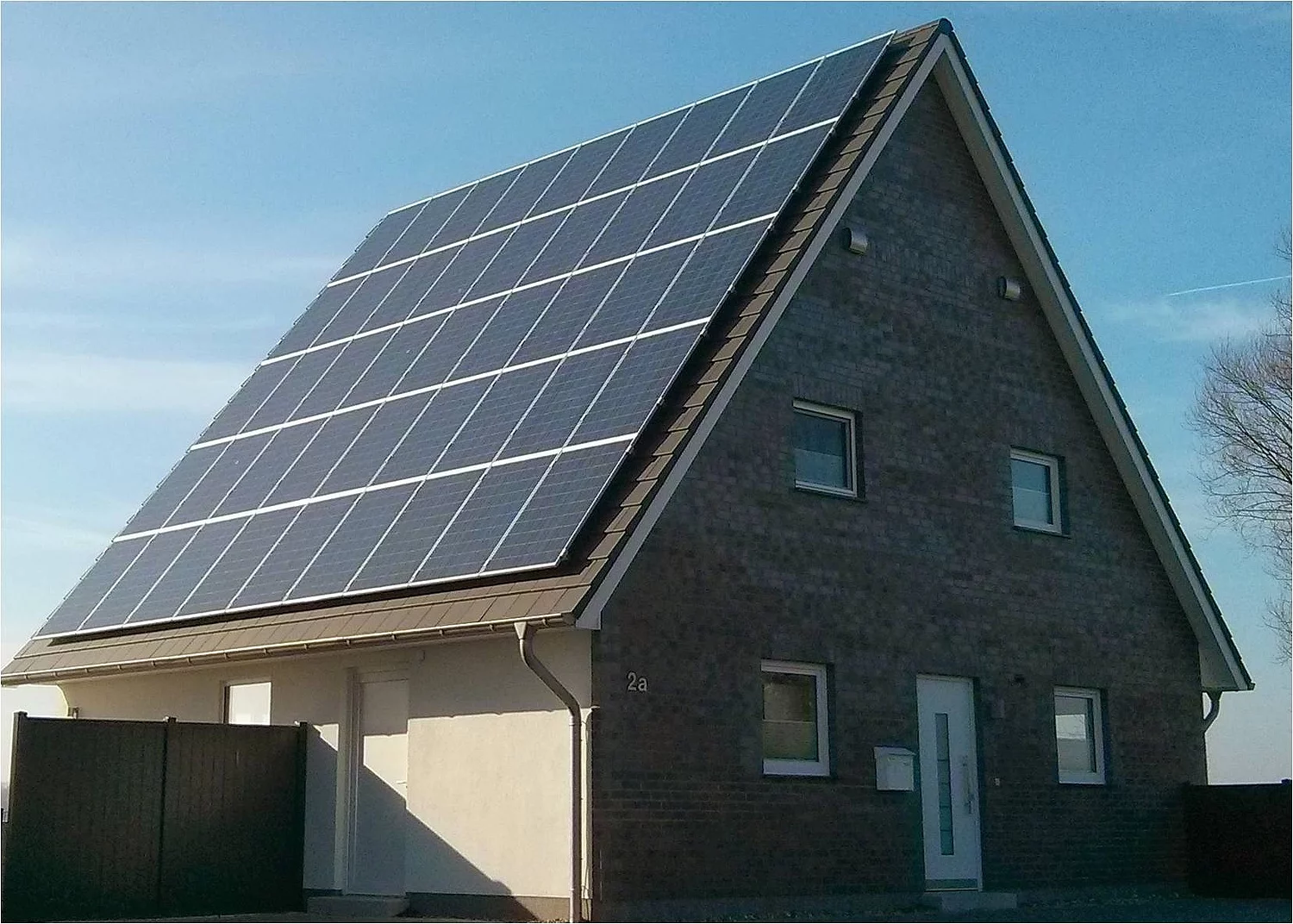 Einfamilienhaus mit vollständiger Solar-Dachanlage