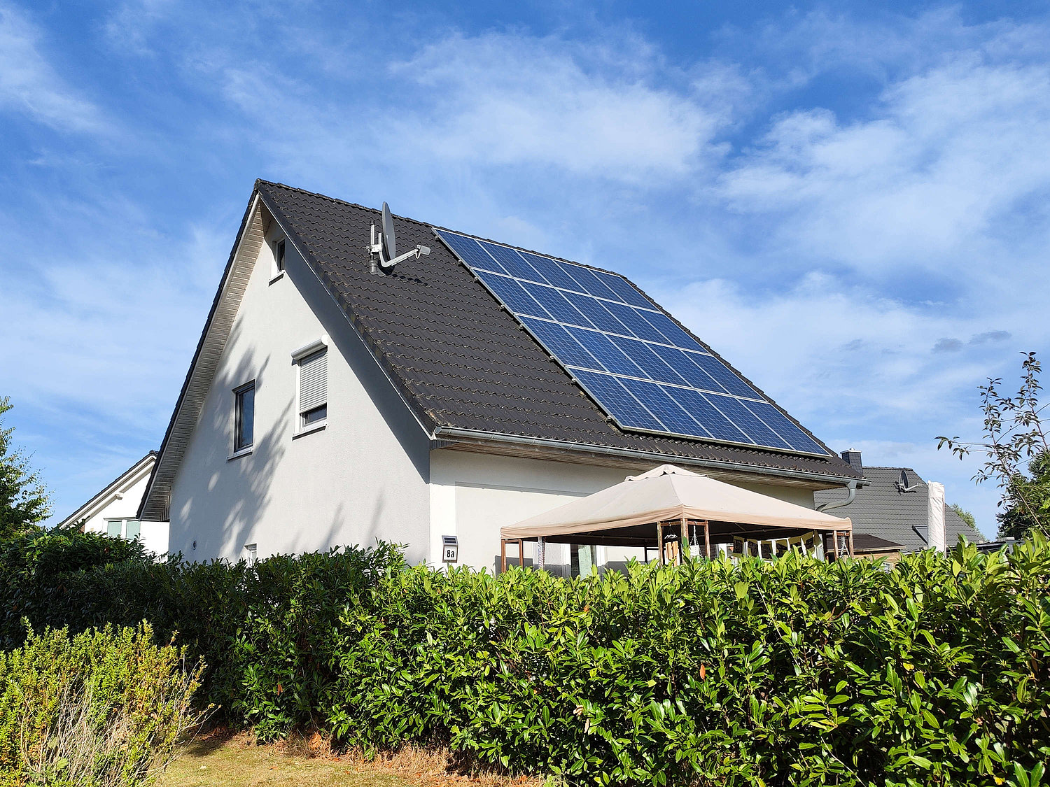 Haus mit Solarmodulen auf dem Dach