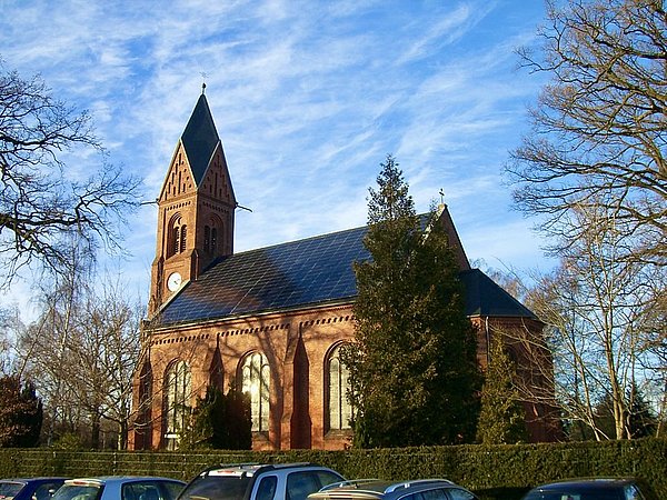 Kirche im Abendlicht mit Solarmodulen auf dem Dach