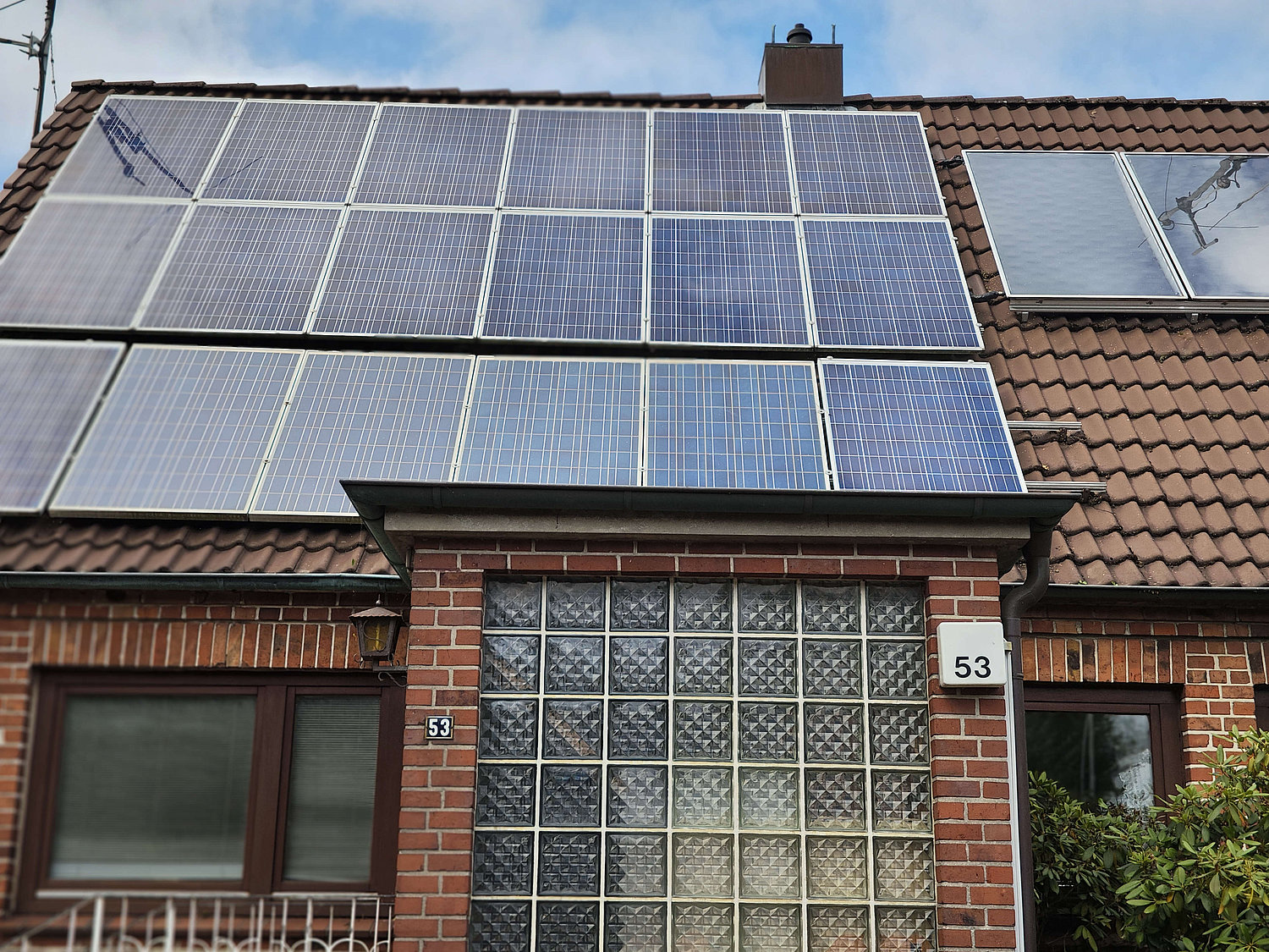Solaranlage mieten: Bild zeigt eine PV-Anlage auf dem Hausdach