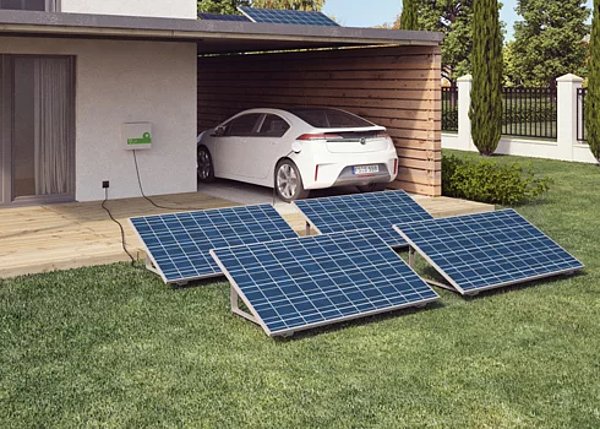 Carport Solarpanels auf der Wiese davor