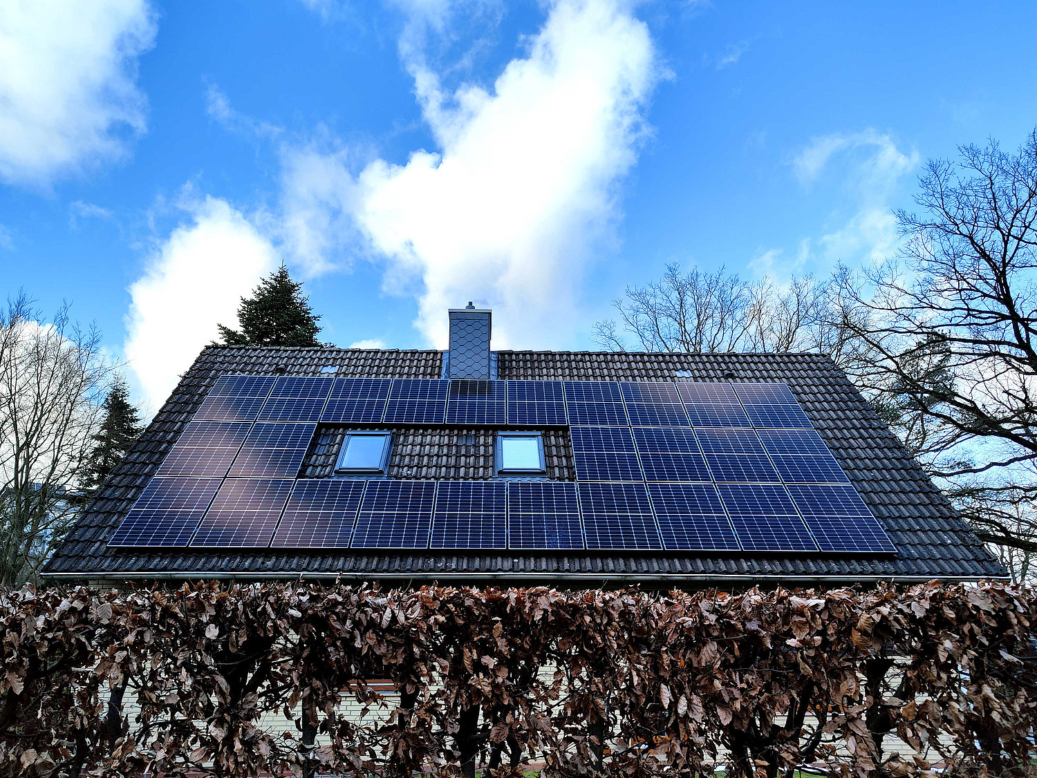 Hausdach, auf dem sich Schatten auf der Solaranlage abzeichnen