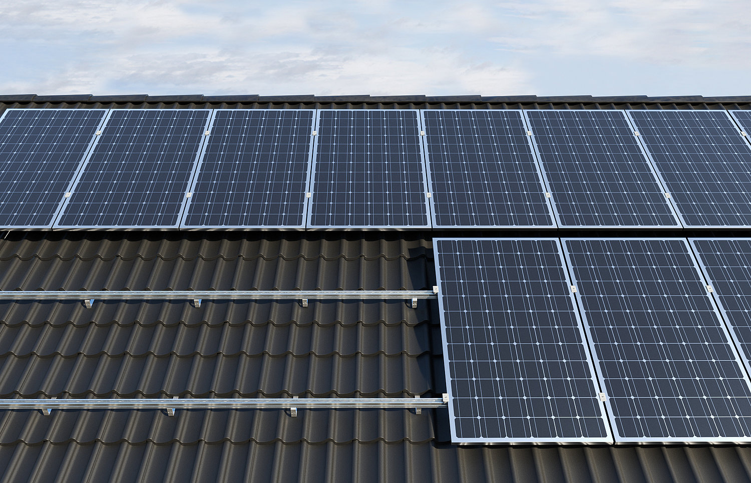 Solarmodule befestigt mit Montageschienen auf einem dunklen Ziegeldach