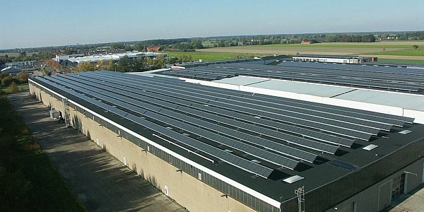 Solardach einer industriellen Lagerhalle