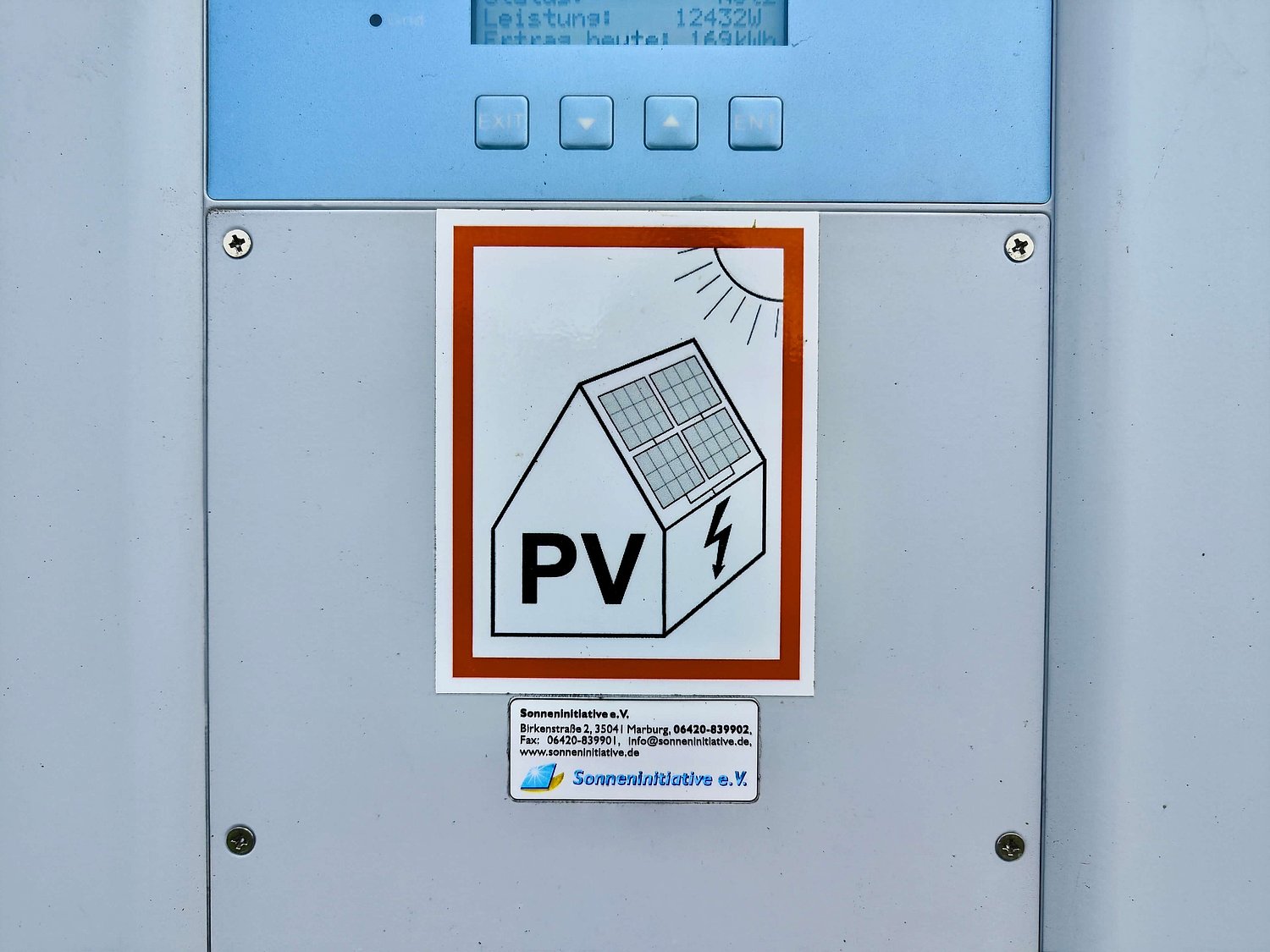 Warnschild zeigt Haus und scheinende Sonne und Solarpanele mit einem Warnblitz