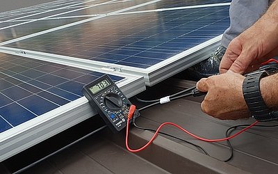 Aufbau Solaranlage: Bauteile, Reihenfolge & Funktion
